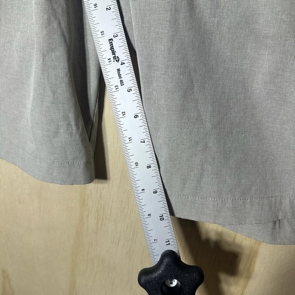Travis Mathew Men’s Golf Shorts Beige Size 30 10” Inseam - Picture 5 of 8